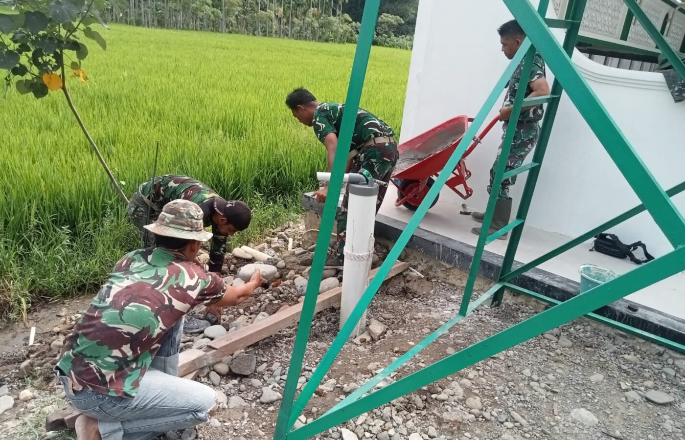 Pembangunan Tempat Wudhu di Masjid Al Furqan oleh Satgas TMMD Reguler Ke-129