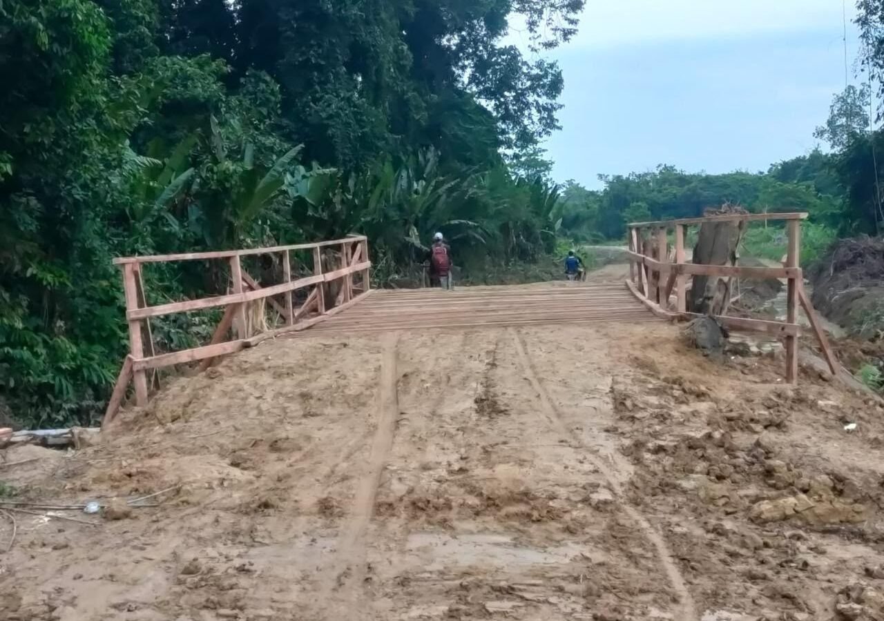 Perkuat Infrastruktur, Satgas TMMD Ke-129 Kodim 1206/Psb Tingkatkan Jembatan di Ulak Pauk