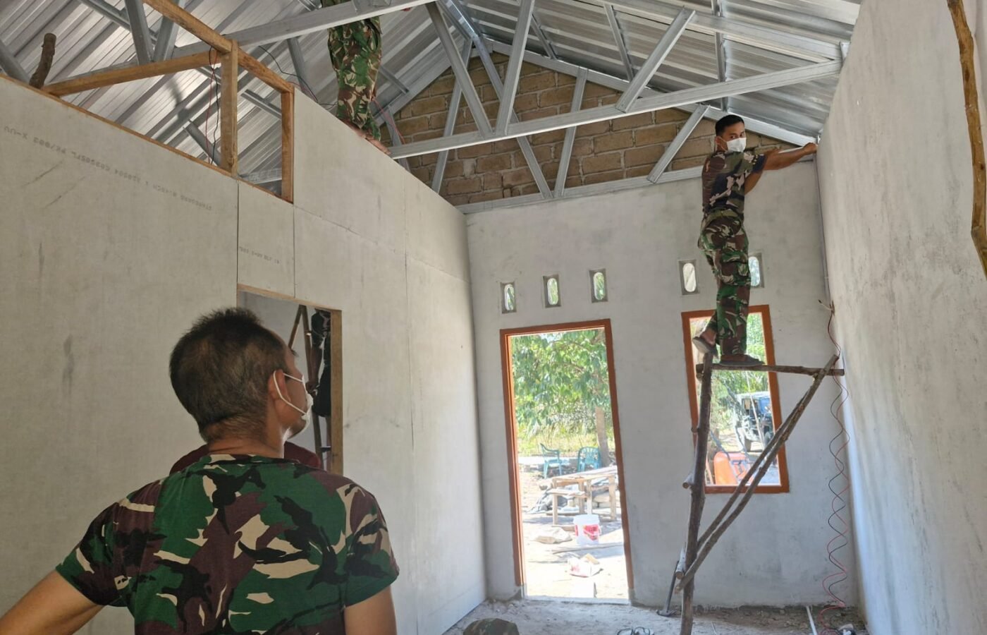 Pemasangan Listrik Sempurnakan Rehabilitasi RTLH Bapak Ardiansyah dalam TMMD Ke-129