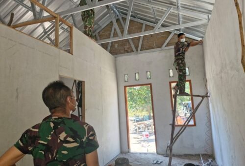 Pemasangan Listrik Sempurnakan Rehabilitasi RTLH Bapak Ardiansyah dalam TMMD Ke-129
