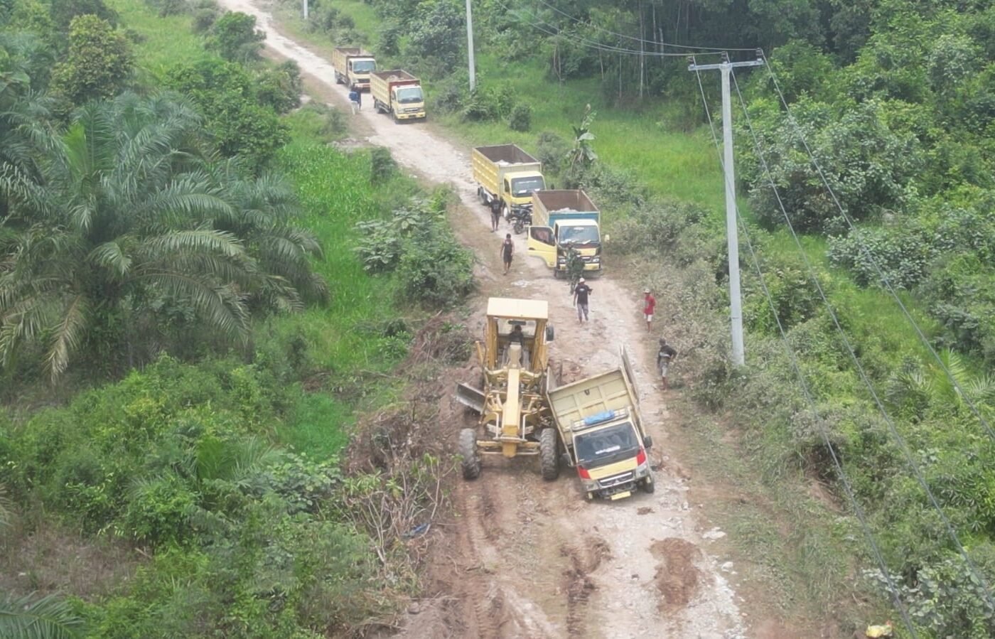 Peningkatan Infrastruktur Desa, Satgas TMMD ke-129 Kodim 0313/KPR Lakukan Penataan Jalan di Pangkalan Terap