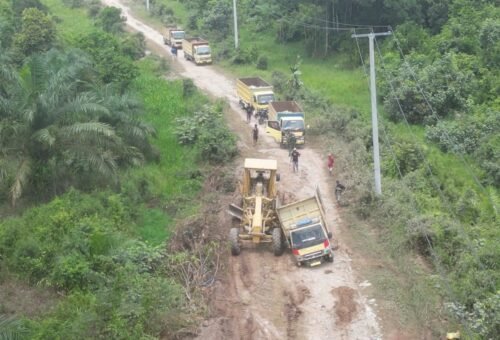 Peningkatan Infrastruktur Desa, Satgas TMMD ke-129 Kodim 0313/KPR Lakukan Penataan Jalan di Pangkalan Terap