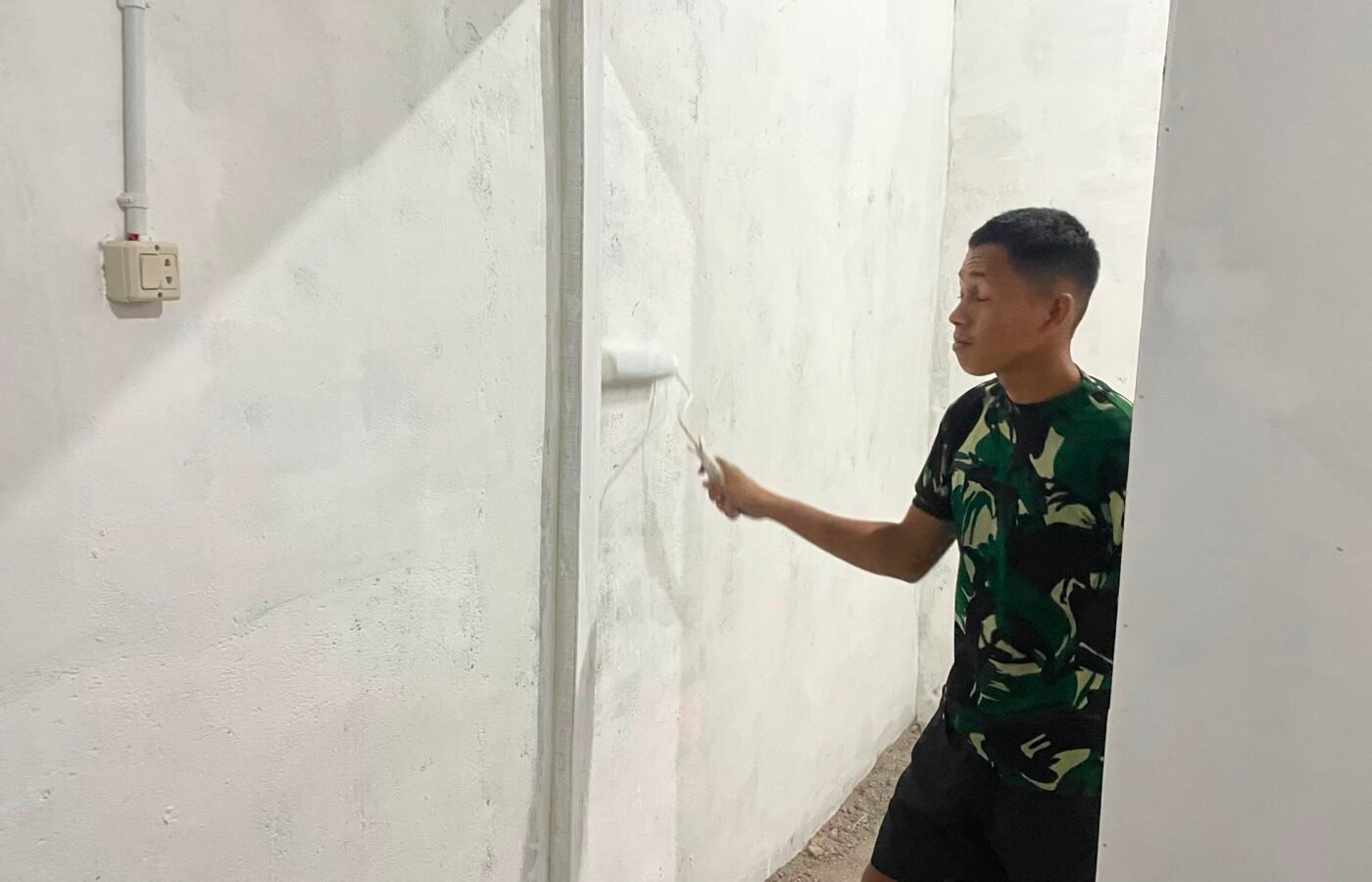 Kerja Sama Satgas dan Komunitas Perbaiki Kamar Mandi RTLH di TMMD Bangka