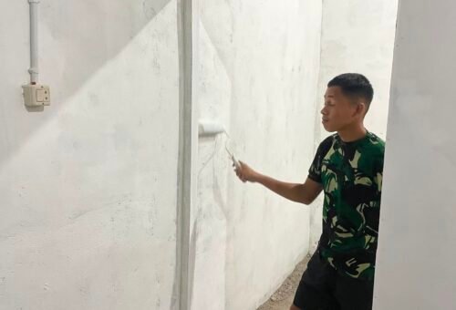 Kerja Sama Satgas dan Komunitas Perbaiki Kamar Mandi RTLH di TMMD Bangka
