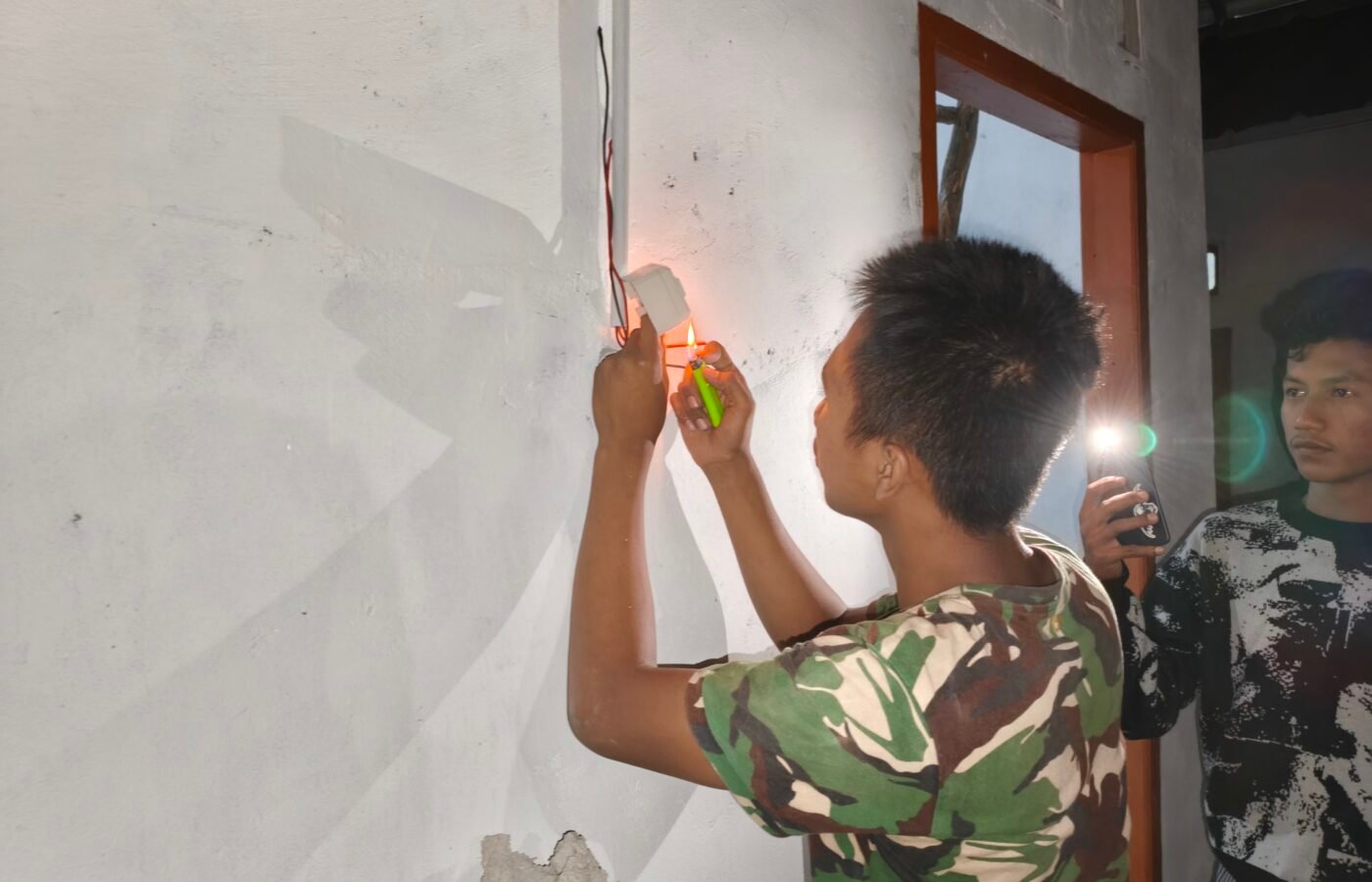 Penyelesaian Instalasi Listrik RTLH Bapak Ardiansyah oleh Satgas TMMD Kodim 0413/Bangka