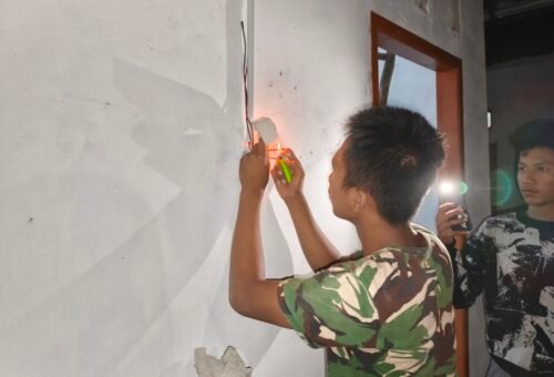 Penyelesaian Instalasi Listrik RTLH Bapak Ardiansyah oleh Satgas TMMD Kodim 0413/Bangka