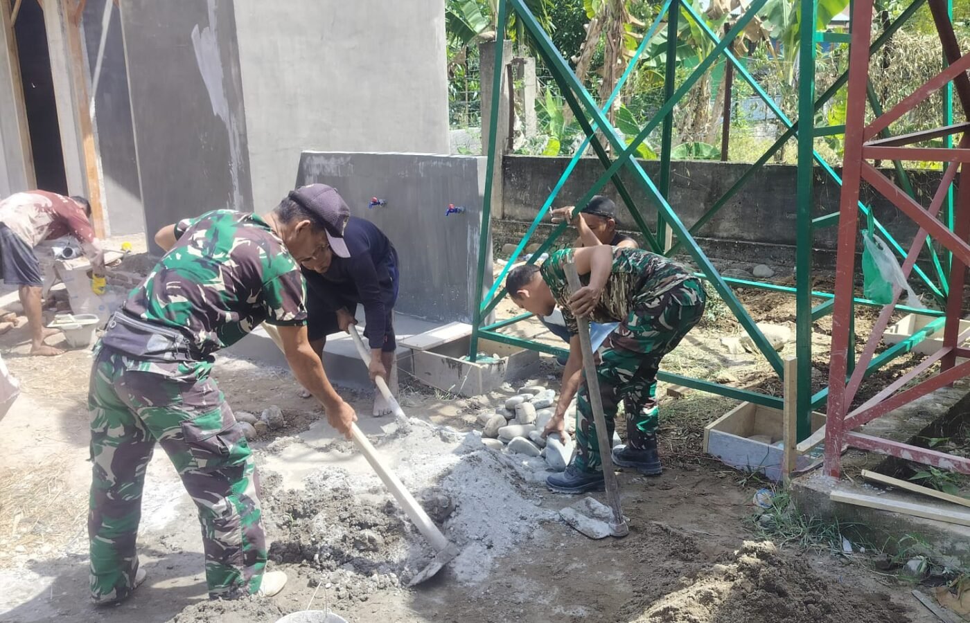 Pembangunan Tiang Tandon Air oleh Satgas TMMD dan Masyarakat di Blang Cot