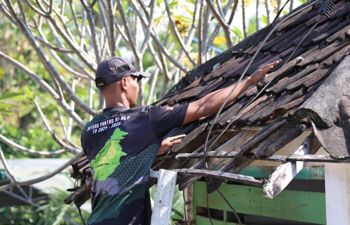 Momen Bersejarah, Tim Penerangan Kodim 0812 Abadikan Pembongkaran Atap Pos Kamling di Desa Tlemang