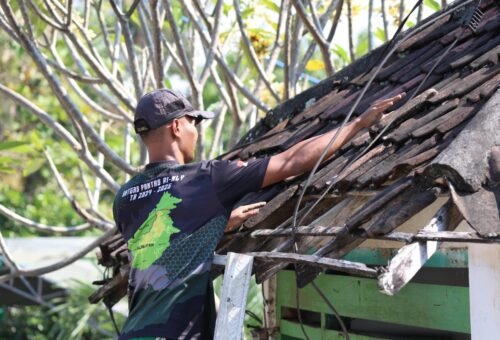 Momen Bersejarah, Tim Penerangan Kodim 0812 Abadikan Pembongkaran Atap Pos Kamling di Desa Tlemang