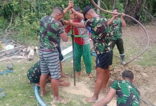 PEMBANGUNAN SUMUR BOR OLEH SATGAS TMMD MENJADI SOLUSI AIR BERSIH DI KAPUAS HULU