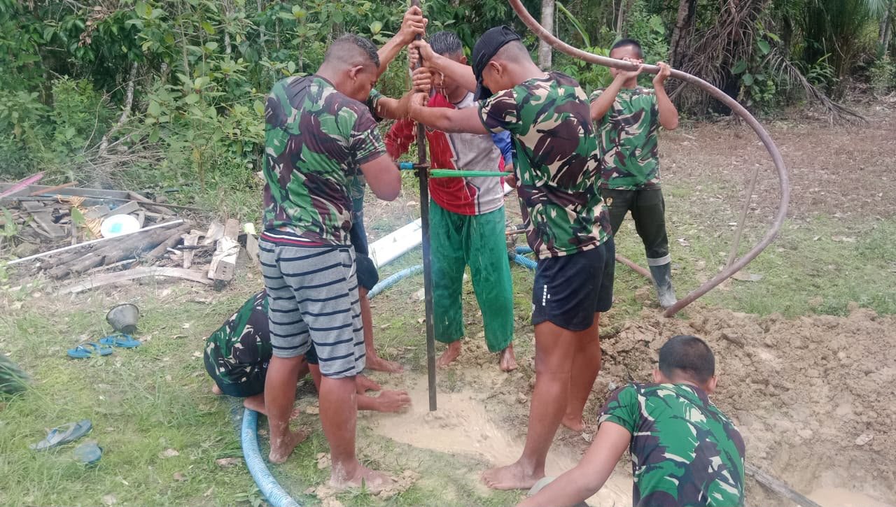 PEMBANGUNAN SUMUR BOR OLEH SATGAS TMMD MENJADI SOLUSI AIR BERSIH DI KAPUAS HULU