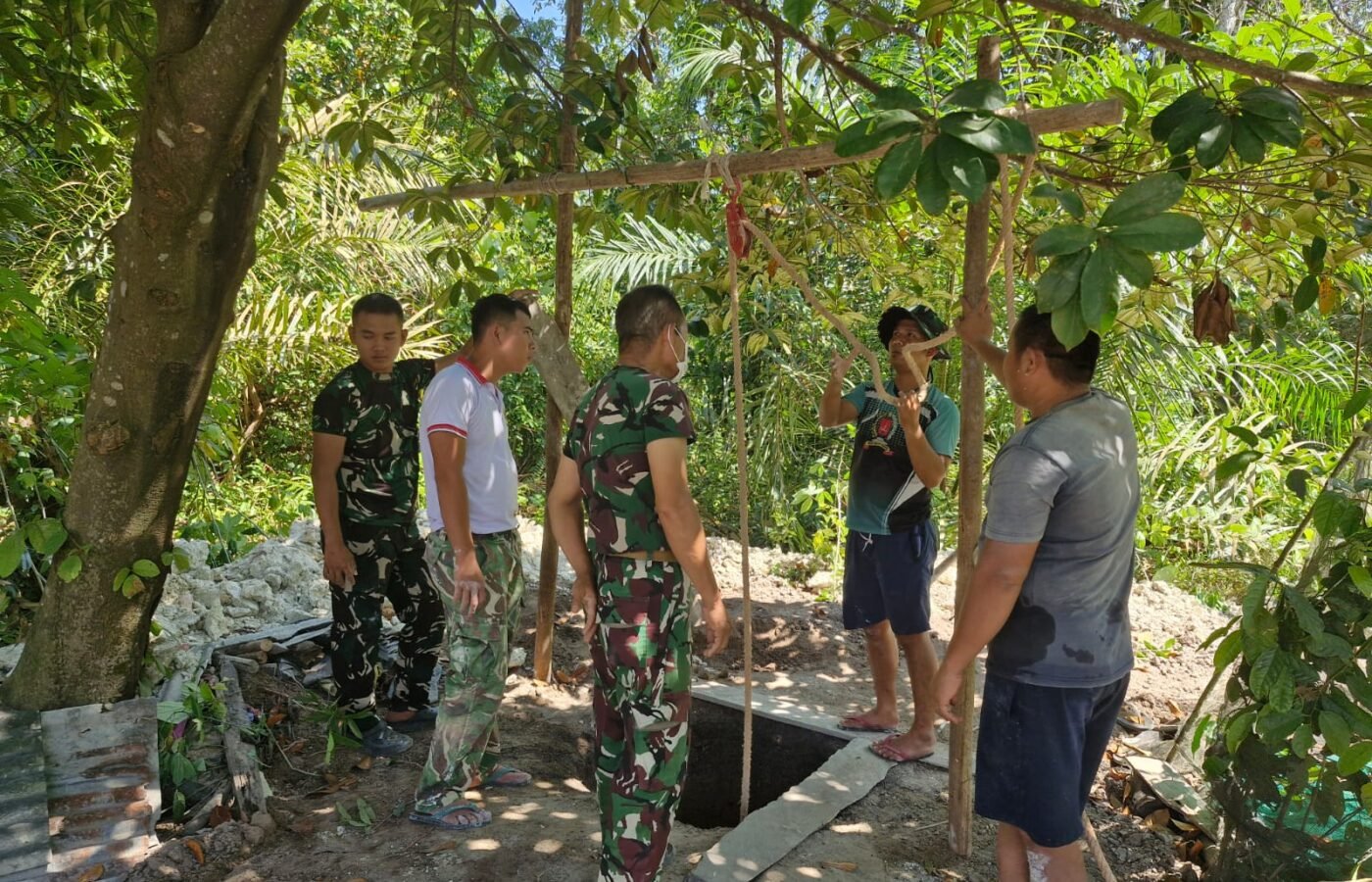 Gotong Royong TNI dan Masyarakat untuk Pembangunan Sumur Program TMMD di Bangka