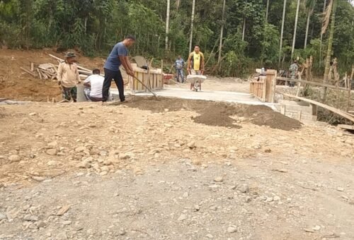 Semangat Tak Terhentikan, Satgas TMMD ke-129 Percepat Pembangunan Oprit Jembatan di Lhok Panah