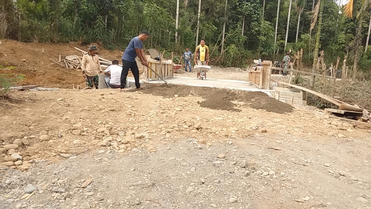 Semangat Tak Terhentikan, Satgas TMMD ke-129 Percepat Pembangunan Oprit Jembatan di Lhok Panah