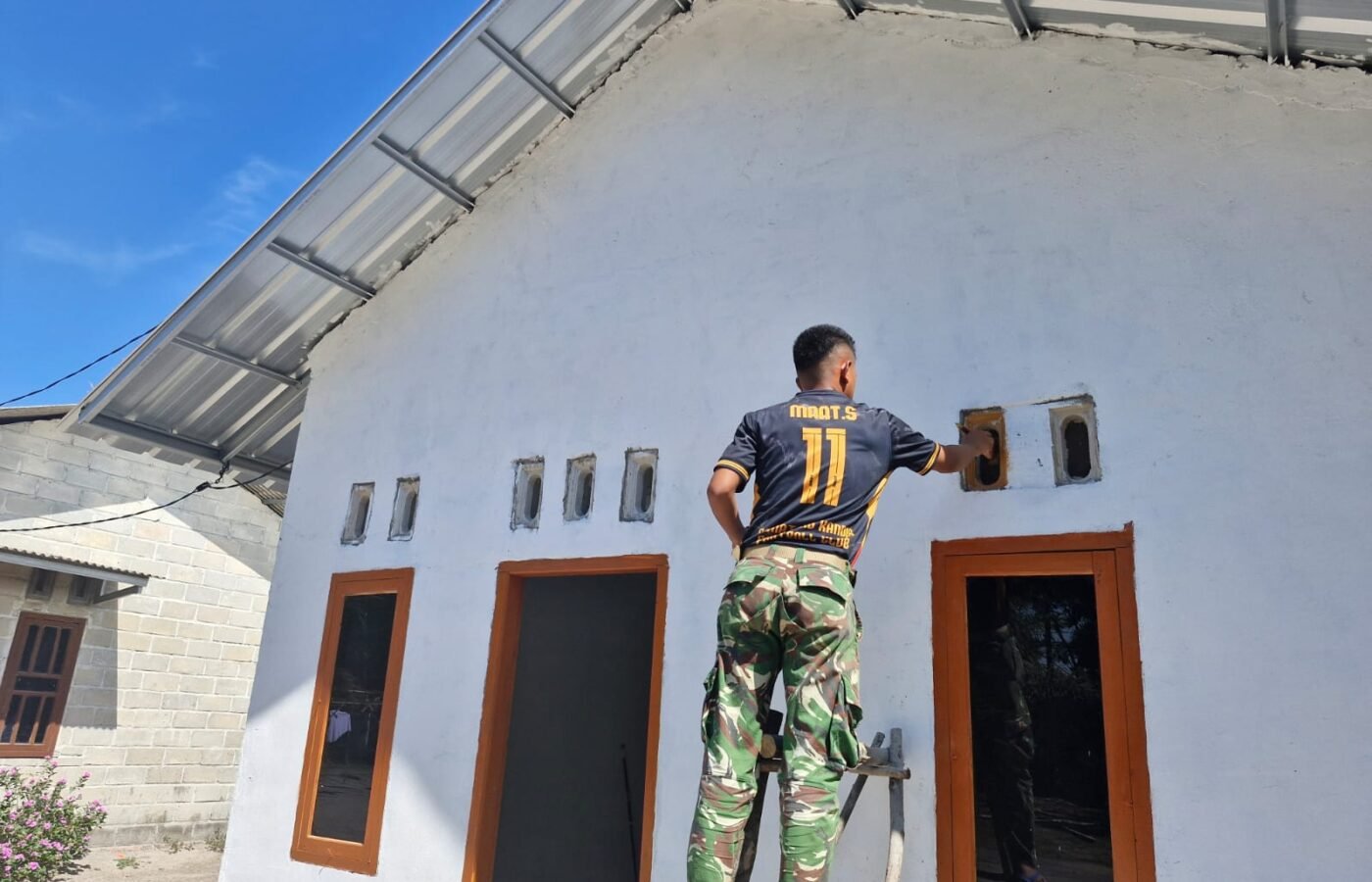 Pemasangan Keramik dan Pengecatan: RTLH Ibu Rodiah Makin Menawan