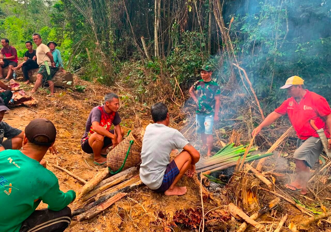 Kehadiran Satgas TMMD Regtas Ke-129 Kodim 1206/Psb dalam Acara Adat di Jembatan Danau Belatung