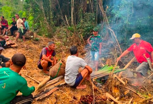 Kehadiran Satgas TMMD Regtas Ke-129 Kodim 1206/Psb dalam Acara Adat di Jembatan Danau Belatung