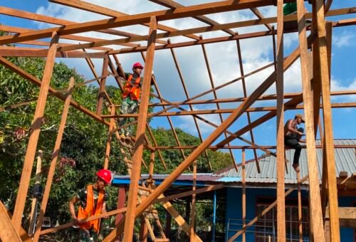 Pembangunan RTLH Ibu Rini, Satgas TMMD Genjot Pemasangan Rangka Atap