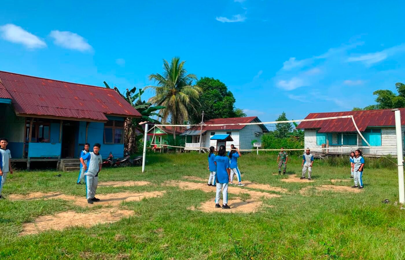Membangun Kebersamaan, Anggota Satgas TMMD Regtas Ke-129 Kodim 1206/Putussibau Gelar Latihan Voli di SMPN 4 Satu Atap Embaloh Hilir