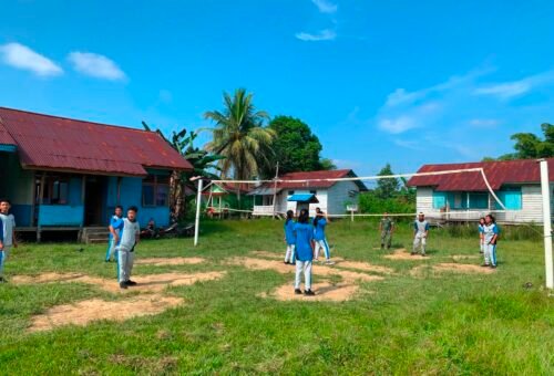 Membangun Kebersamaan, Anggota Satgas TMMD Regtas Ke-129 Kodim 1206/Putussibau Gelar Latihan Voli di SMPN 4 Satu Atap Embaloh Hilir
