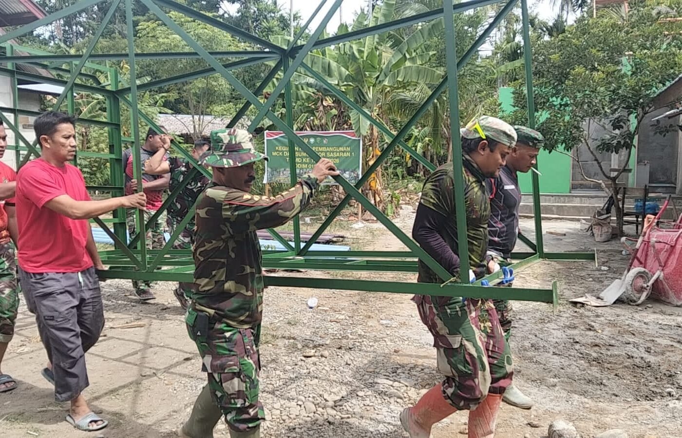 Kegiatan Pemasangan Tower dan Tandon Air oleh Satgas TMMD ke-129 di Dayah Lhok Panah