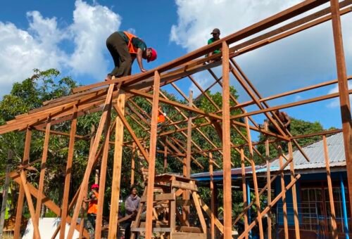 Progres Pemasangan Kasau Menjadi Tanda Dekatnya Finishing RTLH Bu Rini