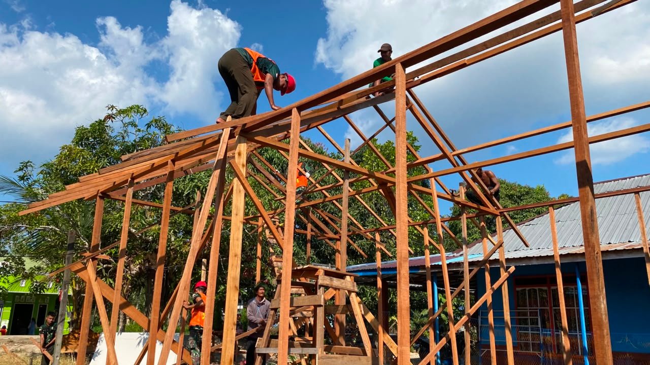 Progres Pemasangan Kasau Menjadi Tanda Dekatnya Finishing RTLH Bu Rini