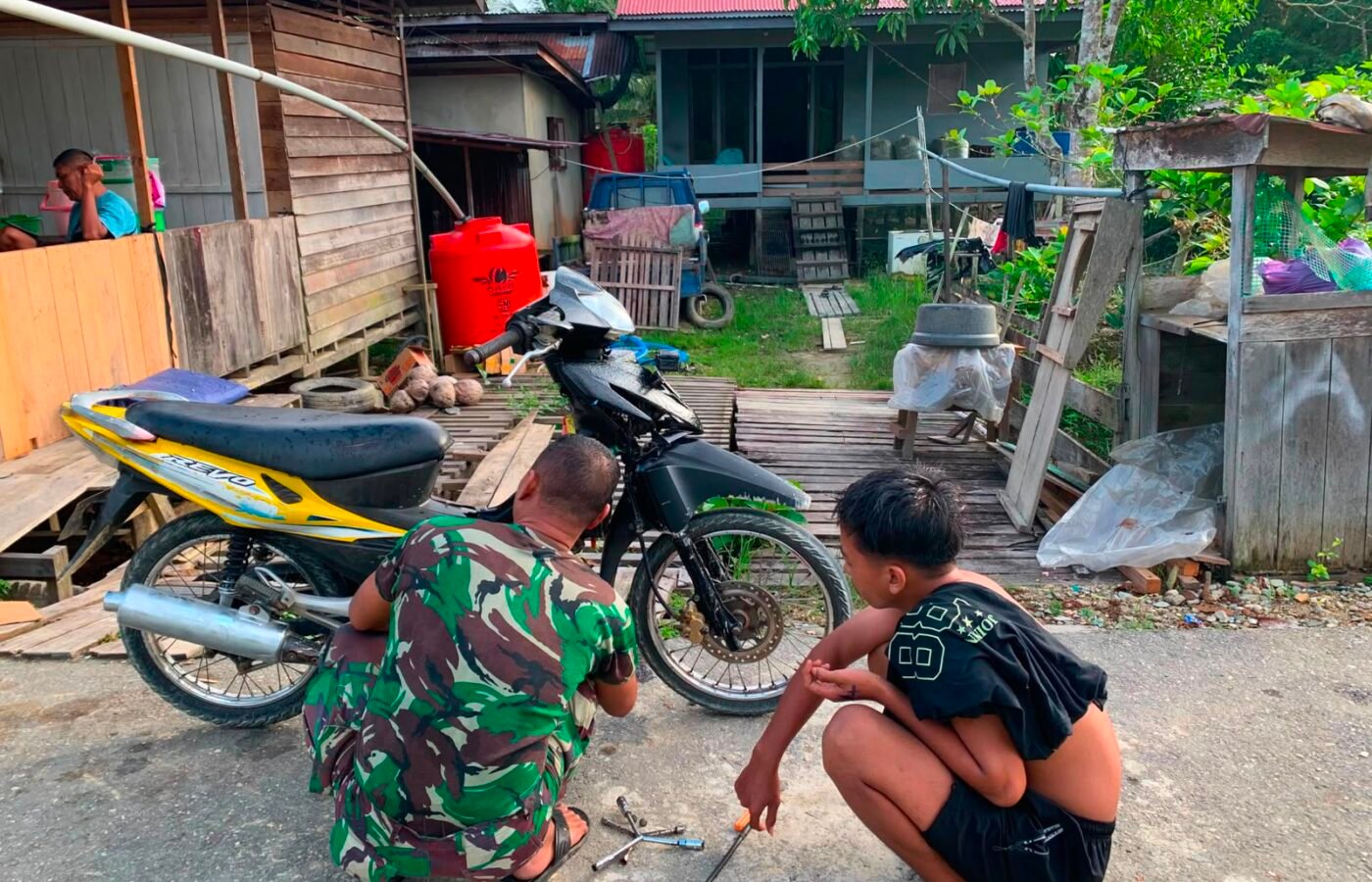 Sertu Yudha Purnomo Berikan Bantuan Perbaikan Motor Warga di Desa Ulak Pauk