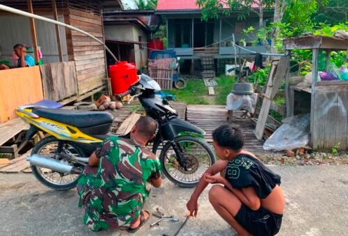 Sertu Yudha Purnomo Berikan Bantuan Perbaikan Motor Warga di Desa Ulak Pauk