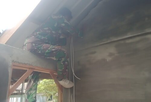 Pemasangan Listrik MCK di Desa Lhok Panah oleh Satgas TMMD ke-129