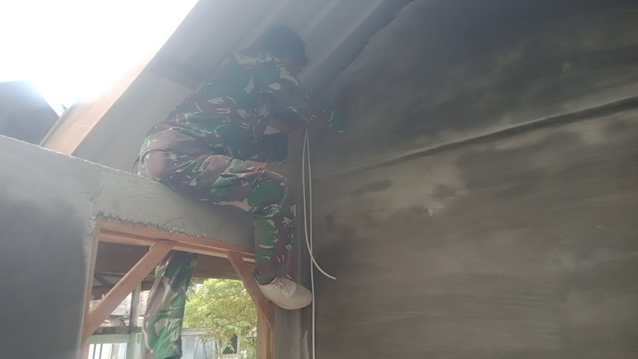 Pemasangan Listrik MCK di Desa Lhok Panah oleh Satgas TMMD ke-129