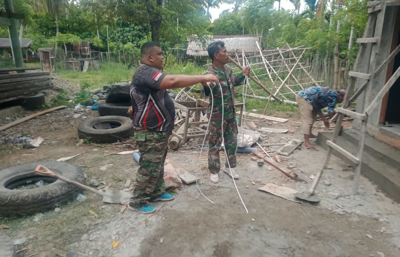 Pemasangan Listrik untuk MCK di TMMD Ke-129, Upaya Optimalisasi Fasilitas Publik
