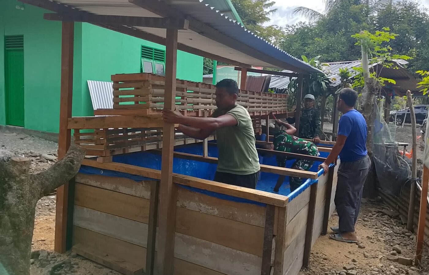 Pembangunan Kandang Ayam dan Kolam Lele oleh Satgas TMMD ke-129 di Pidie Tingkatkan Ketahanan Pangan