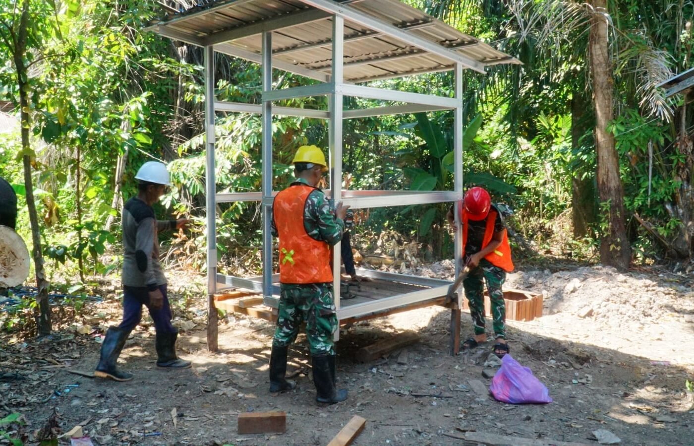 Kebersamaan Satgas TMMD dan Warga Terus Percepat Pembangunan MCK