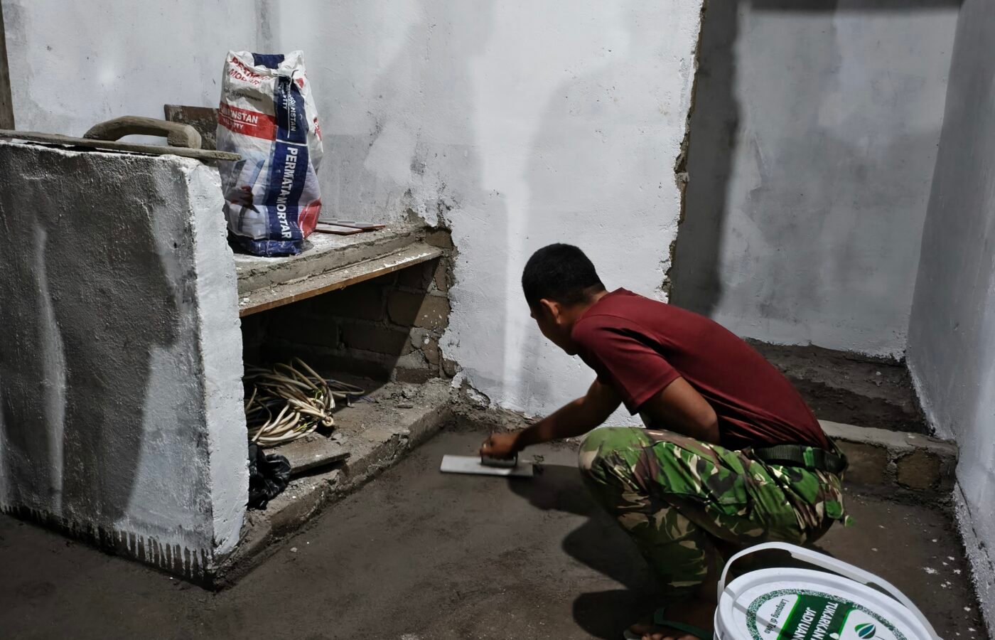 Pembangunan Meja Dapur untuk Meningkatkan Kenyamanan RTLH Ibu Rodiah
