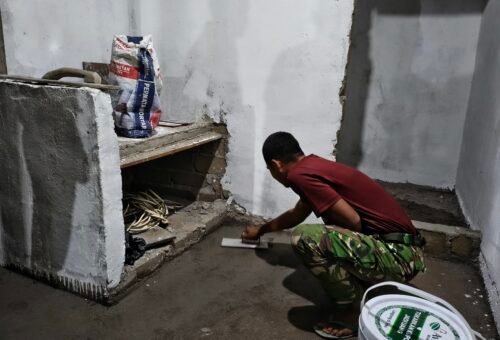 Pembangunan Meja Dapur untuk Meningkatkan Kenyamanan RTLH Ibu Rodiah