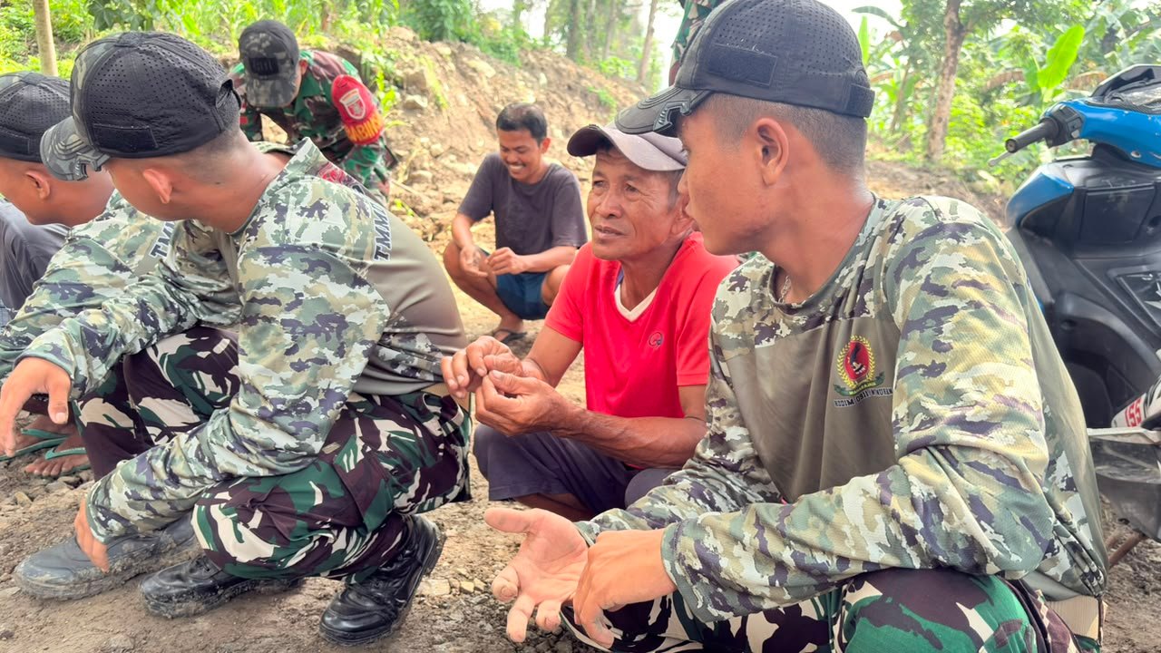 Keterikatan TNI dan Masyarakat Terjalin Semakin Kuat Menjelang Akhir TMMD 129