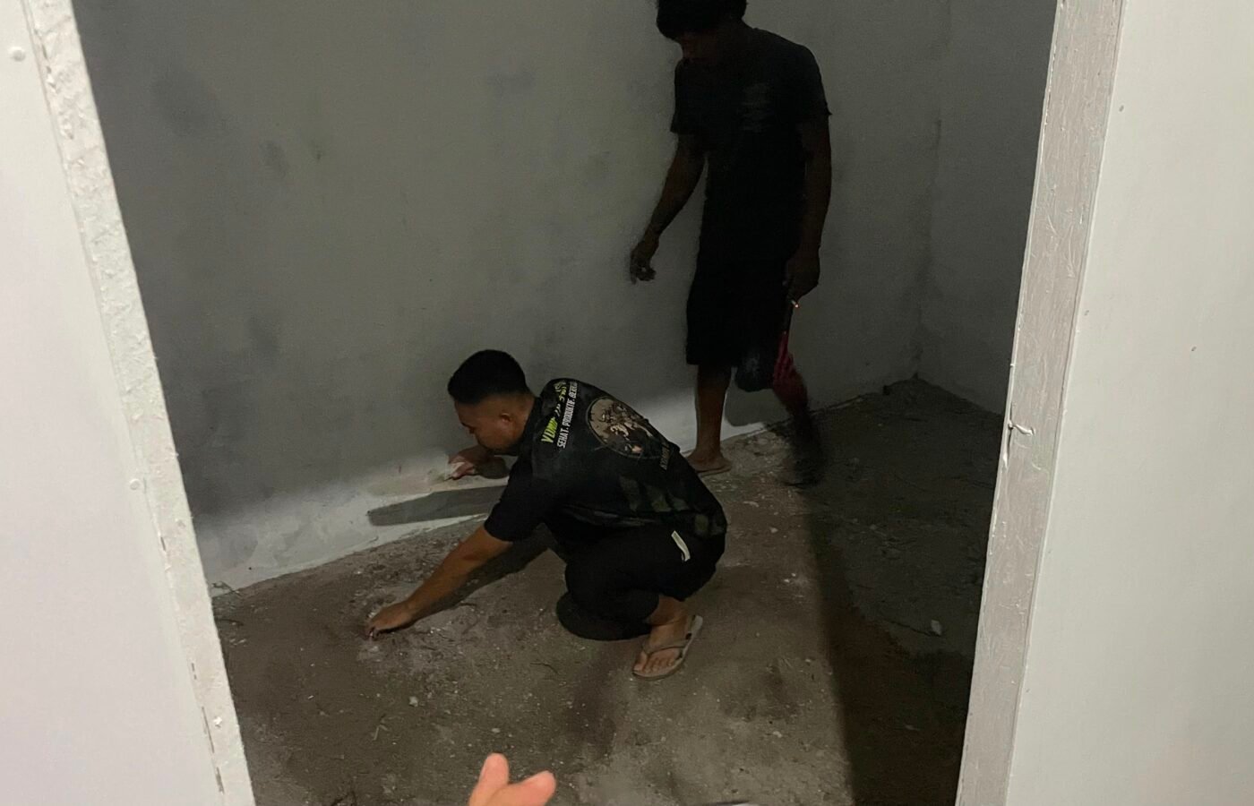 Persiapan Pemasangan Lantai: Satgas TMMD Siapkan Rumah Pak Ardiansyah