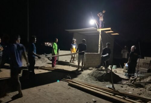 Kebersamaan TNI dan Masyarakat Dalam Pembangunan Pos Kamling