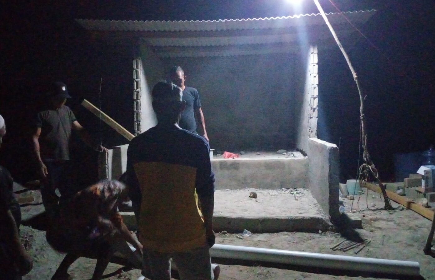 Semangat Kebersamaan Warga dan TNI dalam Pembangunan Pos Kamling