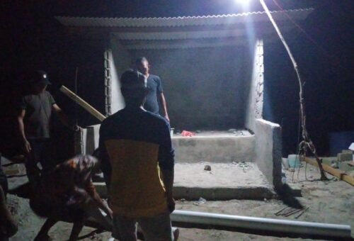 Semangat Kebersamaan Warga dan TNI dalam Pembangunan Pos Kamling