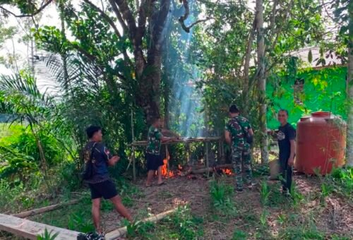Sinergi TNI dan Masyarakat: Anggota Satgas TMMD Ke-129 Kodim 1206/Putussibau Bantu Proses Pembuatan Salai Ikan
