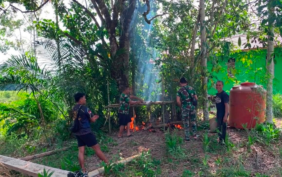 Sinergi TNI dan Masyarakat: Anggota Satgas TMMD Ke-129 Kodim 1206/Putussibau Bantu Proses Pembuatan Salai Ikan