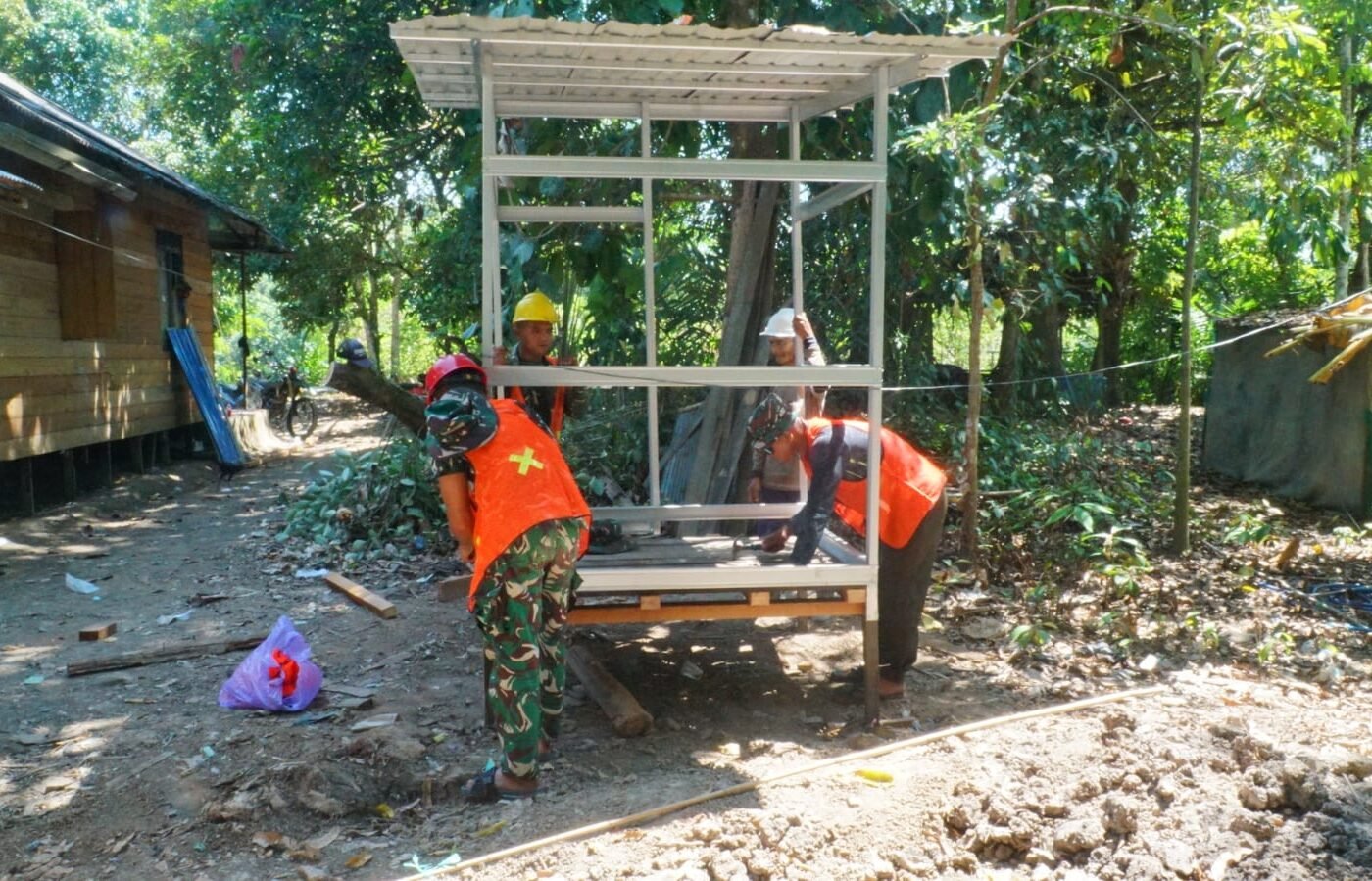 Percepatan Pemasangan Fasilitas MCK di Desa Bandaraya oleh Satgas TMMD Ke-129