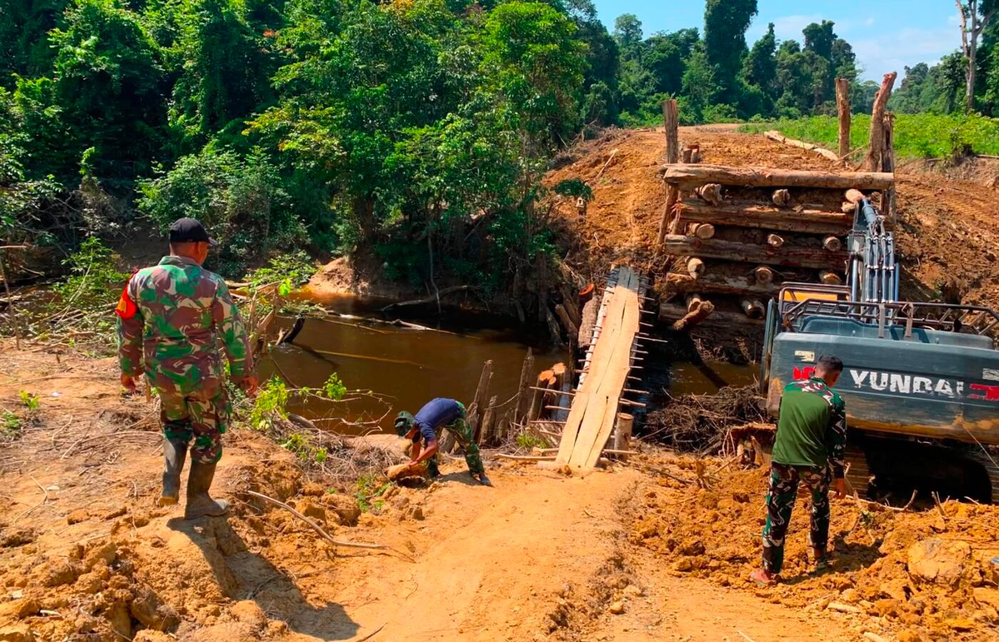 Kolaborasi TMMD Regtas Ke-129 Kodim 1206/Putussibau Dalam Mendirikan Jembatan Menghubungkan Dua Kecamatan