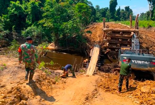 Kolaborasi TMMD Regtas Ke-129 Kodim 1206/Putussibau Dalam Mendirikan Jembatan Menghubungkan Dua Kecamatan