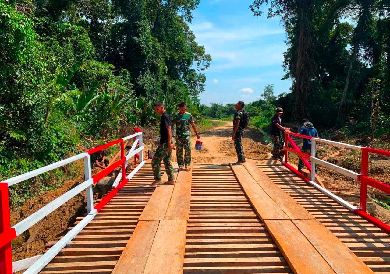 Peningkatan Infrastruktur Desa Lewat Pengecatan Jembatan Kerato oleh Prajurit TMMD Ke-129