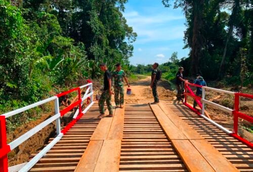 Peningkatan Infrastruktur Desa Lewat Pengecatan Jembatan Kerato oleh Prajurit TMMD Ke-129