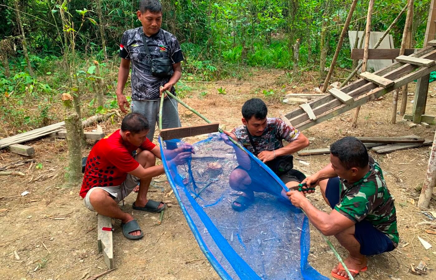 Sinergi TNI dan Warga: Anggota Satgas TMMD Regtas Ke-129 Bantu Pembuatan Jaring Ikan di Dusun Pala Pintas