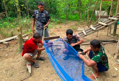 Sinergi TNI dan Warga: Anggota Satgas TMMD Regtas Ke-129 Bantu Pembuatan Jaring Ikan di Dusun Pala Pintas